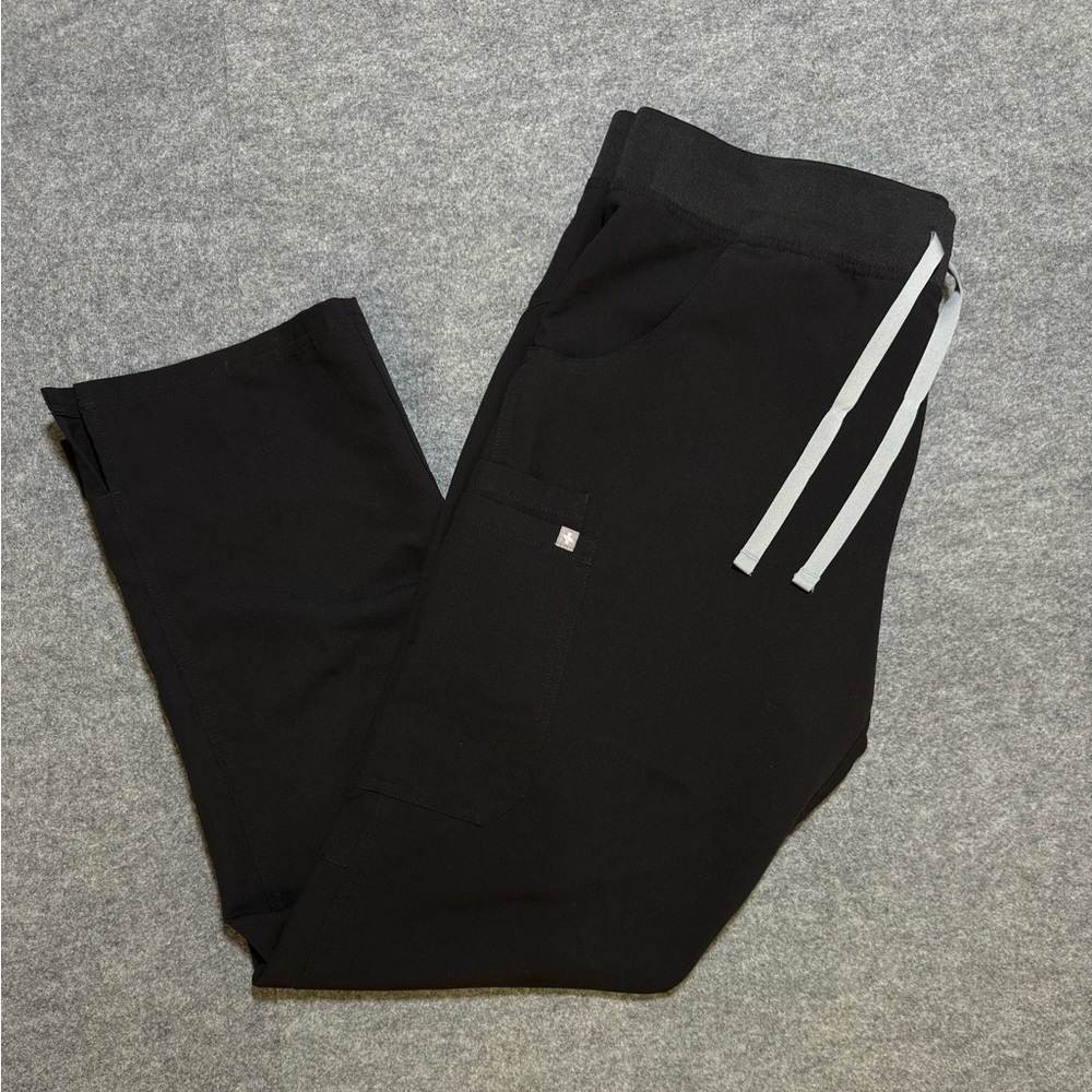 Figs Scrubs Women's Black Kade Cargo Scrub Pants